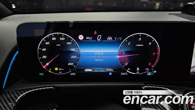Mercedes-Benz GLB-Class 2024 — photo 11