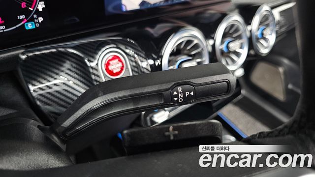 Mercedes-Benz GLB-Class 2024 — photo 12