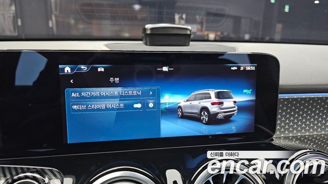 Mercedes-Benz GLB-Class 2024 — photo 22