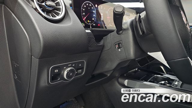 Mercedes-Benz GLB-Class 2024 — photo 24