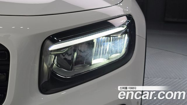 Mercedes-Benz GLB-Class 2024 — photo 8