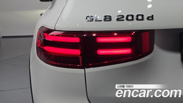 Mercedes-Benz GLB-Class 2024 — photo 9