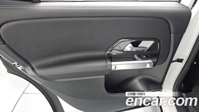 Mercedes-Benz GLB-Class 2024 — photo 15