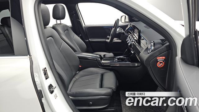 Mercedes-Benz GLB-Class 2024 — photo 16