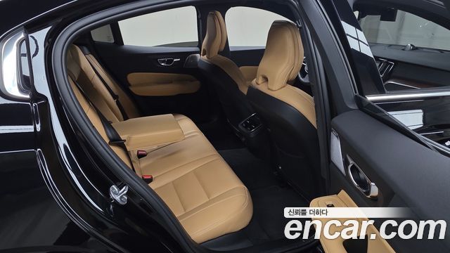 Volvo S60 2023 — photo 17
