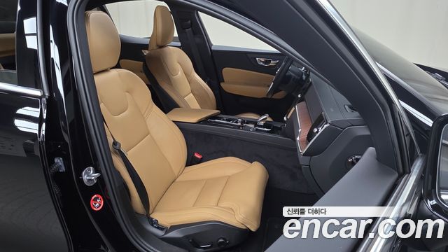 Volvo S60 2023 — photo 16