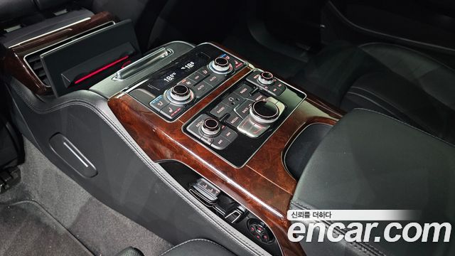 Audi A8 2012 — photo 18