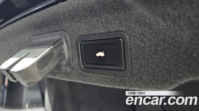 Audi A8 2012 — photo 19