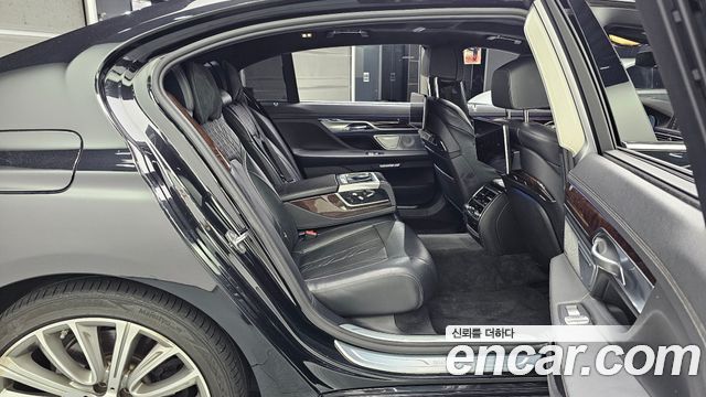 BMW 7-Series 2016 — photo 12