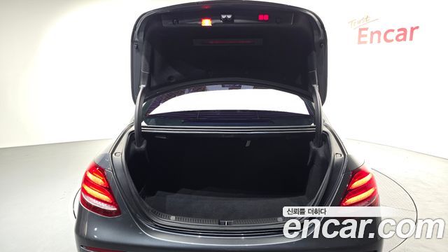 Mercedes-Benz E-Class 2017 — photo 17