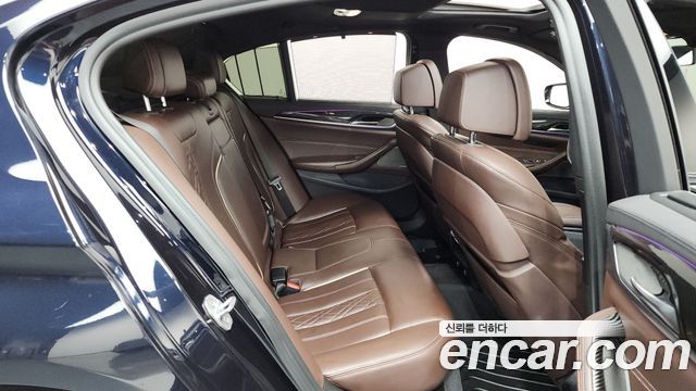 BMW 5-Series 2018 — photo 17