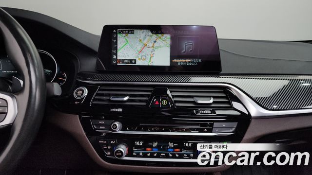 BMW 5-Series 2018 — photo 18