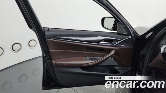 BMW 5-Series 2018 — photo 14