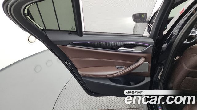 BMW 5-Series 2018 — photo 15