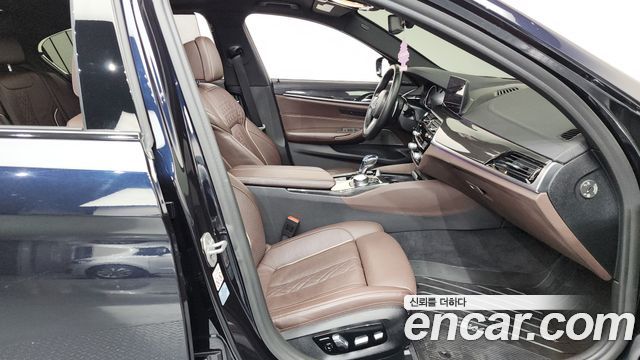 BMW 5-Series 2018 — photo 16