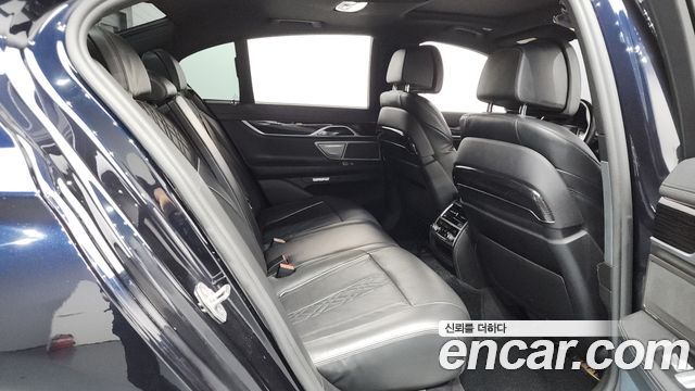 BMW 7-Series 2016 — photo 11