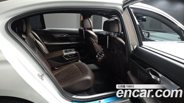 BMW 7-Series 2017 — photo 11