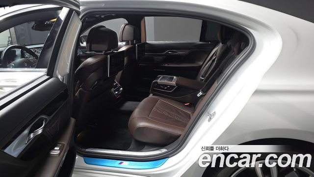 BMW 7-Series 2017 — photo 12