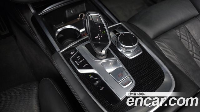 BMW 7-Series 2018 — photo 9