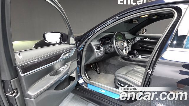 BMW 7-Series 2018 — photo 10