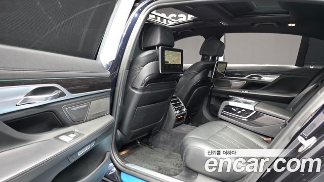 BMW 7-Series 2018 — photo 11