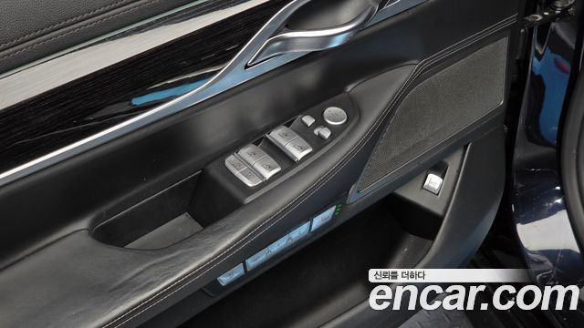 BMW 7-Series 2018 — photo 16