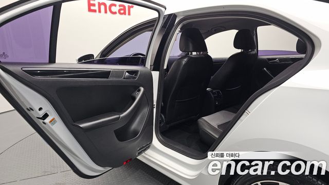Volkswagen Jetta 2015 — photo 12