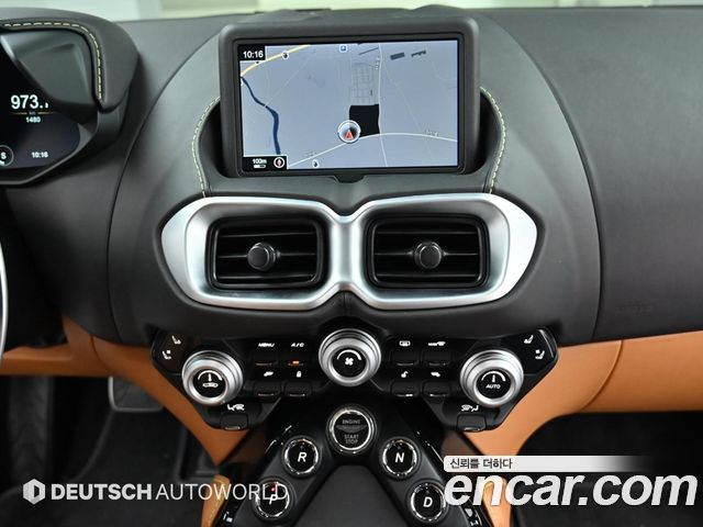 Aston Martin Vantage 2023 — photo 14