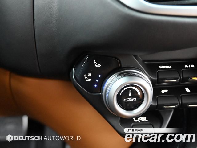 Aston Martin Vantage 2023 — photo 17