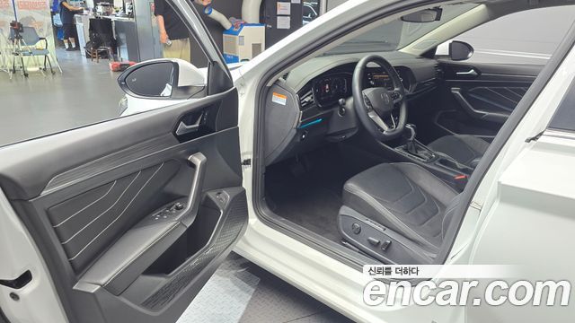 Volkswagen Jetta 2023 — photo 13