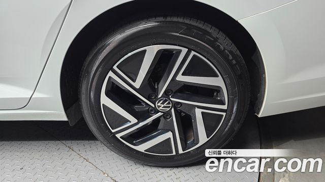 Volkswagen Jetta 2023 — photo 7