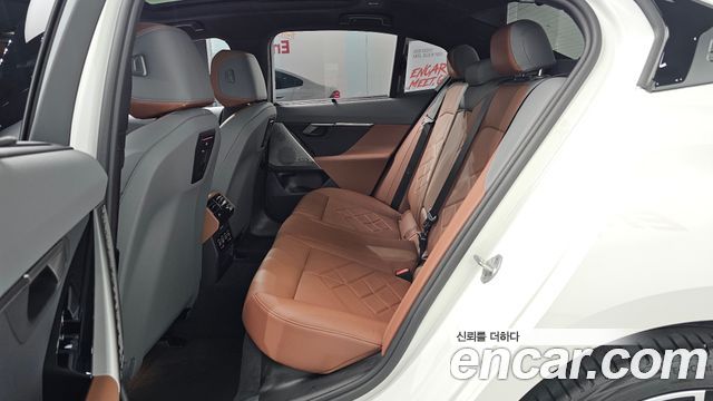 BMW 5-Series 2025 — photo 18