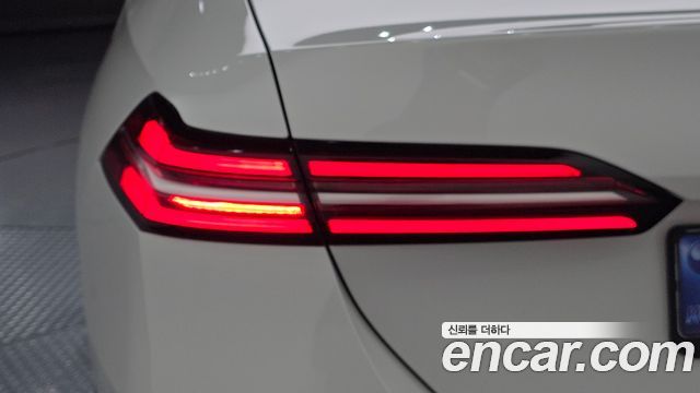 BMW 5-Series 2025 — photo 9