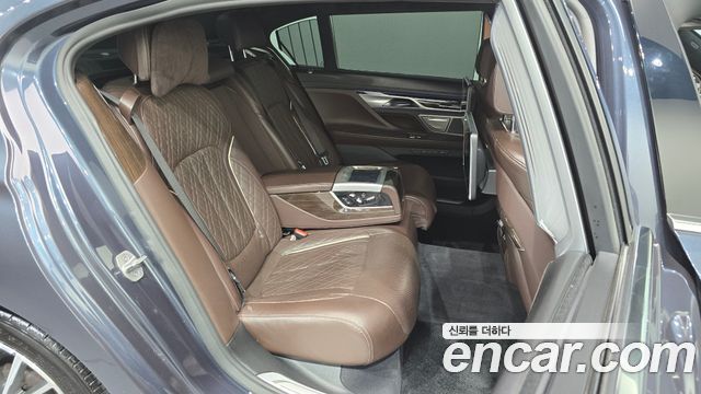 BMW 7-Series 2020 — photo 17