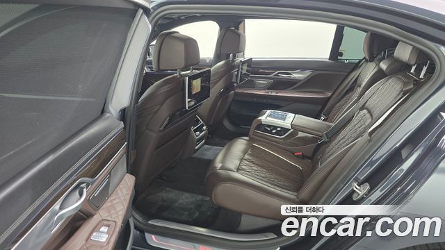 BMW 7-Series 2020 — photo 18
