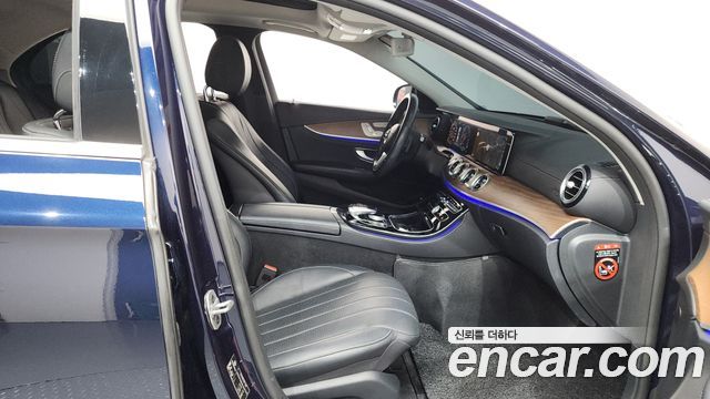 Mercedes-Benz E-Class 2019 — photo 11