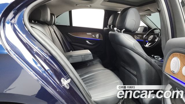 Mercedes-Benz E-Class 2019 — photo 12