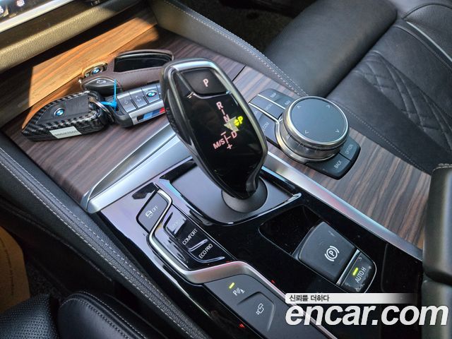 BMW 5-Series 2018 — photo 9