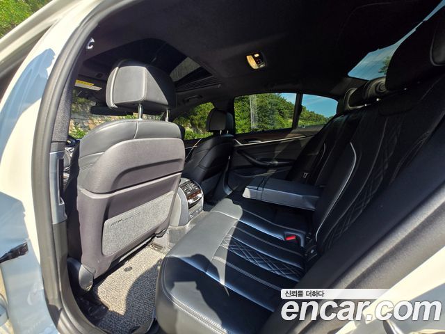 BMW 5-Series 2018 — photo 16