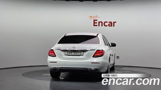 Mercedes-Benz E-Class 2017 — photo 4