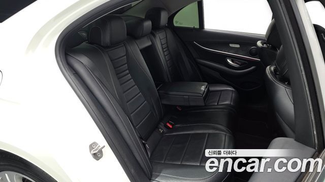 Mercedes-Benz E-Class 2017 — photo 11
