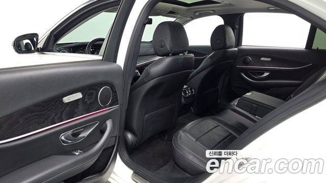 Mercedes-Benz E-Class 2017 — photo 12