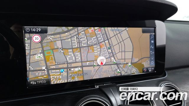 Mercedes-Benz E-Class 2017 — photo 14