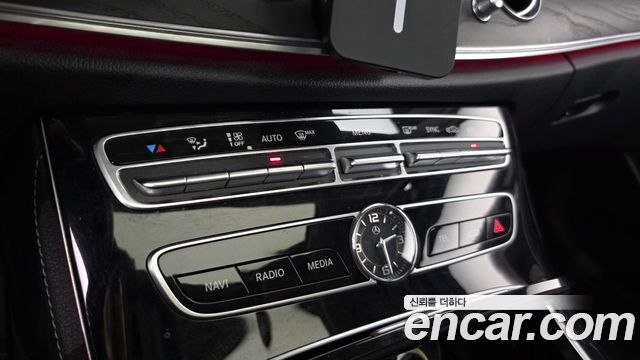 Mercedes-Benz E-Class 2017 — photo 16