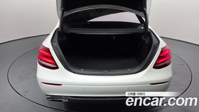 Mercedes-Benz E-Class 2017 — photo 20