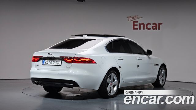 Jaguar XF 2017 — photo 2