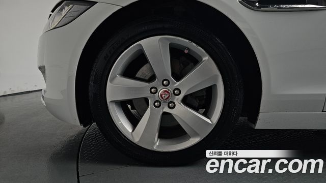 Jaguar XF 2017 — photo 5