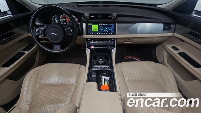 Jaguar XF 2017 — photo 7