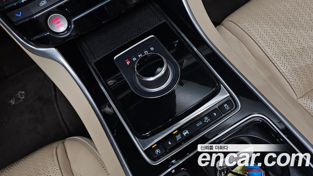 Jaguar XF 2017 — photo 9