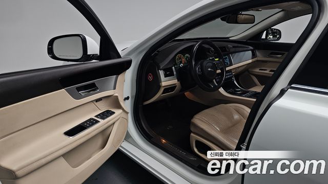 Jaguar XF 2017 — photo 10